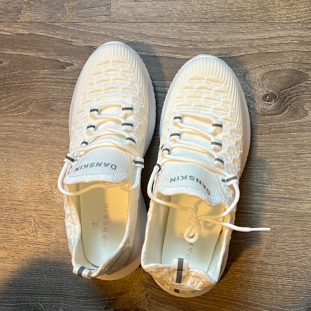 DANSKIN SNEAKERS SIZE 8 WOMENS